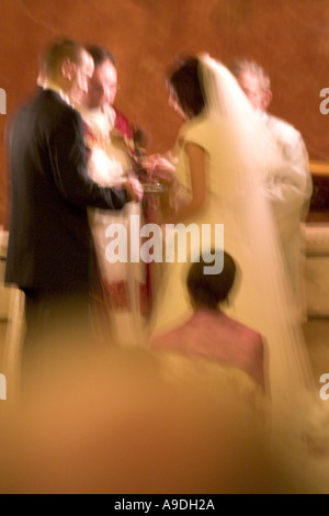 Braut und Bräutigam den Austausch Gelübde bei polnischen katholischen Hochzeit. Lodz Polen Stockfoto