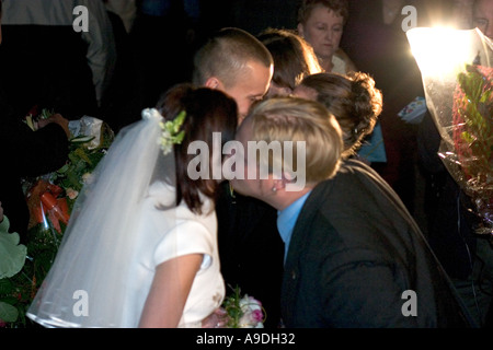 Schöner Gast Braut auf polnische Hochzeit küssen. Lodz Polen Stockfoto