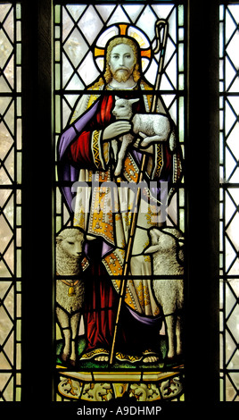 Christus mit Schafen, Fenster. Kirche von St. Johannes Evangelist, Waberthwaite. Nationalpark Lake District, Cumbria, England, Großbritannien Stockfoto