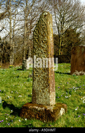 Fragment der alten Kreuz Welle. Kirche von St. Johannes Evangelist, Waberthwaite. Nationalpark Lake District, Cumbria, England. Stockfoto