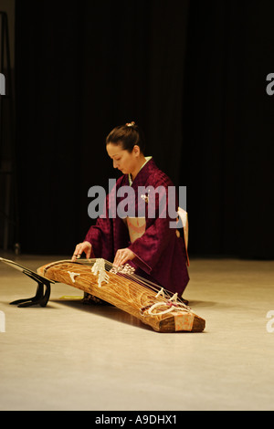 Japanerin spielt eine japanische Harfe (Koto) Stockfoto