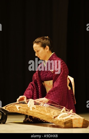 Japanerin spielt eine japanische Harfe (Koto) Stockfoto