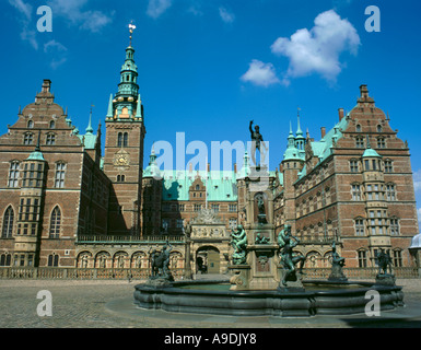 Brunnen und Haupteingang zum Frederiksborg Slot, in der Nähe von Hillerød, Fredriksborg, Sjælland (Seeland), Dänemark. Stockfoto