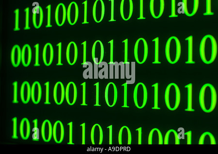 Computer generierte Binärcode auf Monitor angezeigt Stockfoto
