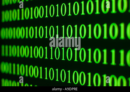 Computer generierte Binärcode auf Monitor angezeigt Stockfoto