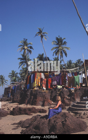 GOA Anjuna Strand mit Flohmarkt hinter Stockfoto