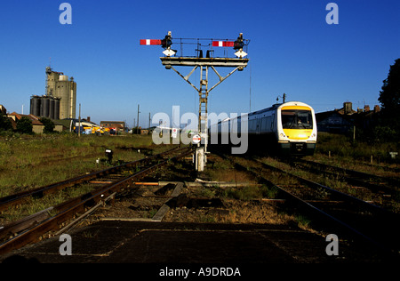 Personenzug in Lowestoft in Suffolk, Großbritannien östlichste Bahnhof ankommen. Stockfoto