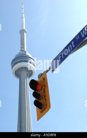 CN Tower Toronto Kanada mit Ampeln und Straßenschild im Vordergrund Stockfoto