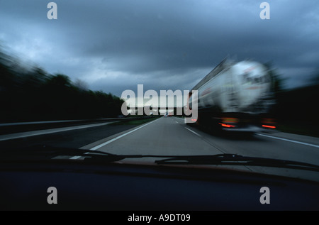 Übergeben einen LKW auf der Autobahn zwischen Düsseldorf und Köln. Stockfoto