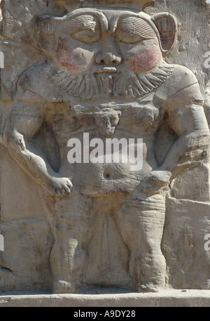 Statue des Gottes Bes der Patron der Geburt am Eingang nach Dendera Tempel Qena Ägypten Stockfoto