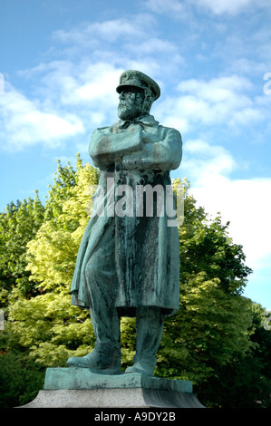 Statue des Kapitän Smith Master of The Titanic stehen in Beacon Park Lichfield Staffordshire England Stockfoto