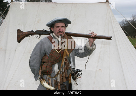 Detail der männlichen Mitglieds für Sealed Knot Gesellschaft halten Vintage Muskete bei Re-Enactment Society Raffungen am Castle Fraser hautnah Stockfoto