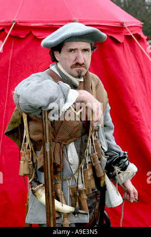 Detail der männlichen Mitglieds für Sealed Knot Gesellschaft halten Vintage Muskete bei Re-Enactment Society Raffungen am Castle Fraser hautnah Stockfoto