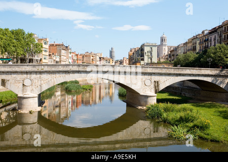 Gerona, gesehen vom Fluss onyar Stockfoto