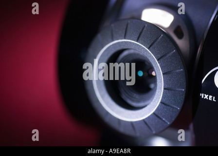 Eine Nahaufnahme von Arbeiten Webcam auf einem roten & schwarzen Hintergrund Stockfoto