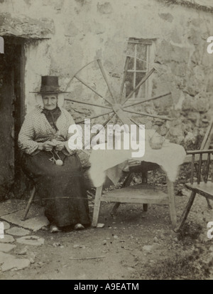 Kabinett Foto walisische Frau mit großen Rad für Spinnen Wolle ca. 1875 Stockfoto