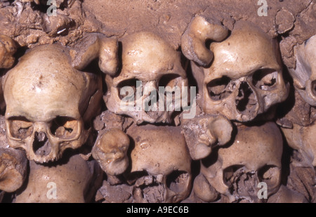 Menschliche Schädel in Knochenkapelle in Alcantarilha Portugal Stockfoto