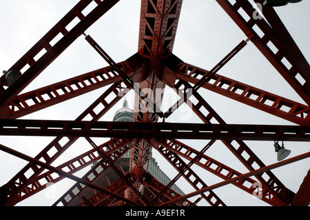 Tokyo Tower von unten Stockfoto