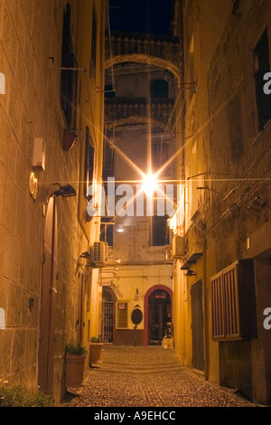 Gassen in der Nacht in der Altstadt von Alghero. Sardinien Stockfoto