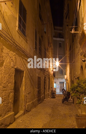 Gassen in der Nacht in der Altstadt von Alghero. Sardinien Stockfoto