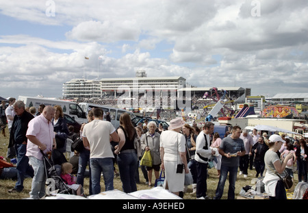 Menschen auf "The Hill" auf einen Tag im Epsom Derby mit Epsom Tribünen im Hintergrund Stockfoto