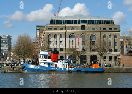 HRMT Golden Cross Schlepper in der Marina in der Stadt von Bristol England GB UK 2006 Stockfoto