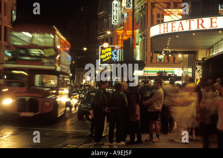 Die Londoner Theater Shaftesbury Avenue, Theaterbesucher, Menschen, die nach der Vorstellung herauskommen, das Westend der 1990er Jahre in Großbritannien. HOMER SYKES Stockfoto