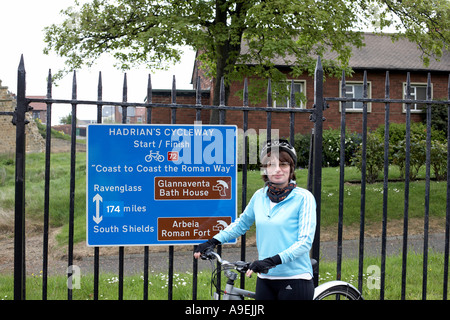 Radfahrer am Arbeia römisches Kastell am Ende der Hadrianswall im Süden Schild, North East England, Vereinigtes Königreich, Großbritannien Stockfoto