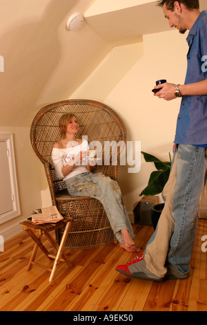 Junges Paar in den Zwanzigern im Chat und mit Kaffee Happy erfolgreich Stockfoto