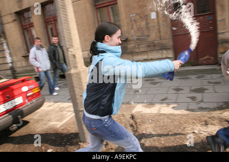 Mädchen werfen Wasser sich gegenseitig bei der Emaus Messe Krakau Polen Stockfoto