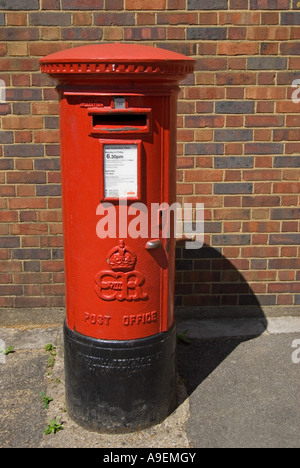 Maidstone, Kent, England, UK. Seltene 1936 Edward VIII rote Säule Kasten in der Woche-Straße (eine ca. 130) Stockfoto