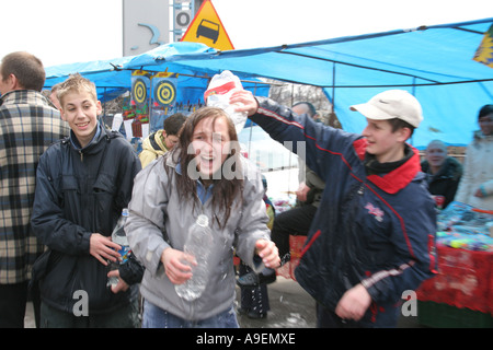 Jugendliche bewerfen die Emaus Wasser einander fair Krakau Polen Stockfoto