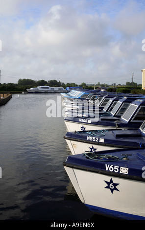 Eine Reihe von mieten Boote in einem Deich vom Fluss Thurne auf der Norfolk Broads an Potter Heigham, Norfolk, England, Vereinigtes Königreich. Stockfoto