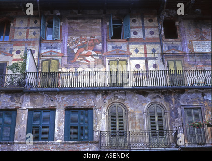 Verona, Veneto, Italien. Piazza del Erbe. Fresken an der Fassade der Casa Mazzanti Stockfoto