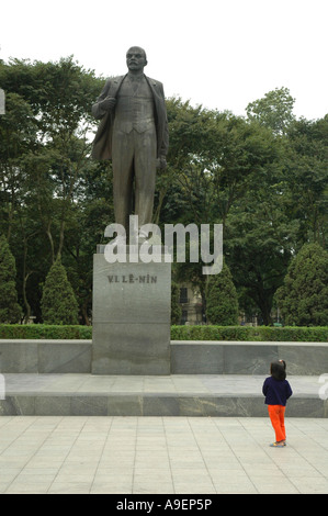 Ein junges Mädchen, eine Statue von Vladimir Lenin in Hanoi, Vietnam zu betrachten. Stockfoto