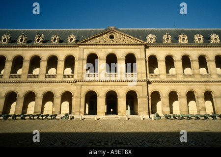 Paris Frankreich Kanonen auf dem Display an Les Invalides ehemaligen Lazarett beherbergt heute das Musee de l'Armee Stockfoto