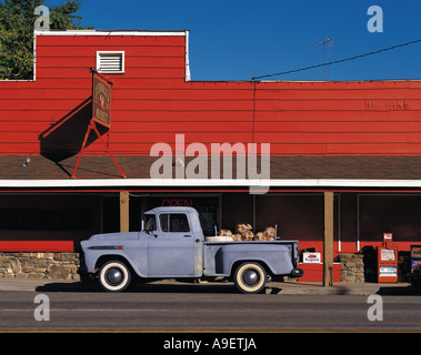 Alten Stil grauen LKW geparkt vor rot lackierten laden Kalifornien USA abholen Stockfoto