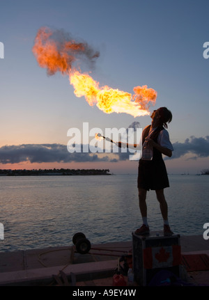 Eine Feuerpause beim Sonnenuntergang, Mallory Square, Key West, USA Stockfoto