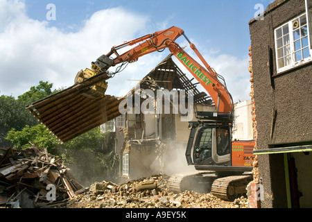 Ein großes Haus in West London, die Website zu löschen, vor dem Bau eines Neubaus von sehr hohem Wert Abriss Stockfoto