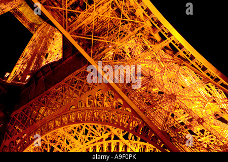 Abschnitt der Eiffelturm bei Nacht, Paris, Frankreich Stockfoto