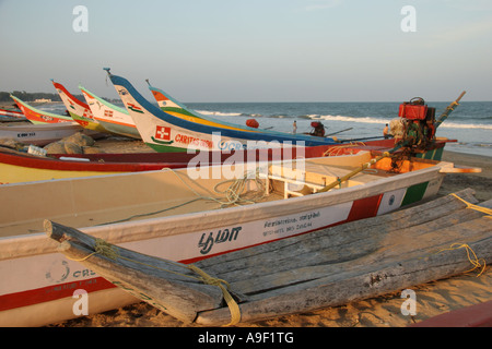 Bunte hölzerne Fischerboote aufgereiht am Strand von Mahabalipuram (Mamallapuram), ein UNESCO-Weltkulturerbe in Tamil Nadu, Indien Stockfoto