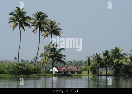 Traditionelles Haus am Rande des Vembanad See in den "Backwaters" in der Nähe von Alappuzha (Alleppey), Kerala, Südindien Stockfoto