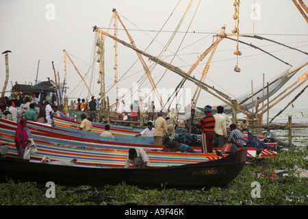 Fischer arbeitet auf die chinesischen Fischernetze im Morgengrauen in Kochi (Cochin), Kerala, Südindien Stockfoto