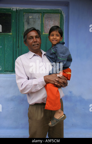 Familie zu entspannen, zu Hause in den Teeplantagen von Munnar, ein Hügel-Station in der Western Ghats von Kerala, Südindien Stockfoto