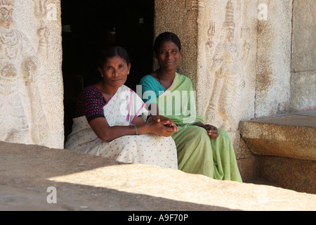 Einheimischen Frauen sitzen im Schatten der alten Stadt von Vijayanagar, Hampi, nördlichen Karnataka, Indien Stockfoto