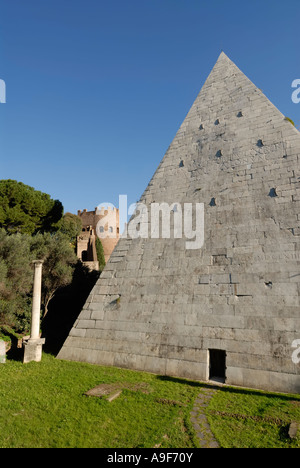 Rom Italien Piramide di Cestio die weißen Denkmal Pyramide des Caius Cestius in die Aurelianische Mauer gesetzt Stockfoto