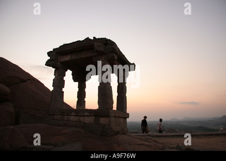 Virabhadra Tempelruinen auf Matunga Hügel, in der alten Stadt von Vijayanagar, Hampi, nördlichen Karnataka, Indien Stockfoto