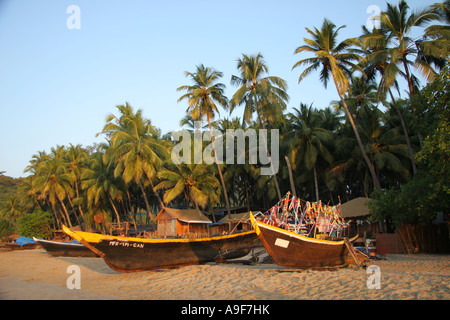 Fishermens Boote, eines dekoriert mit Blumengirlanden am Strand von Palolem in Süd-Goa, Indien Stockfoto