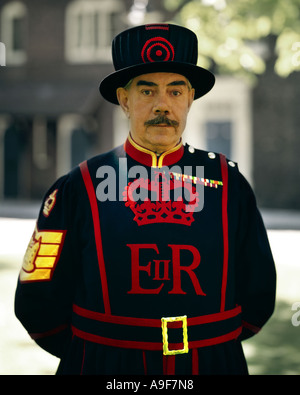 GB - LONDON: Beefeater am Tower of London Stockfoto