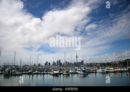 Ein Blick auf die Stadt der Segel, Auckland, von Westhaven Marina, Hafen von Auckland, in der Nordinsel, Neuseeland Stockfoto